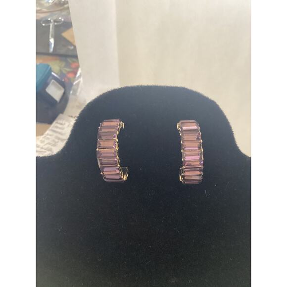 4442 NIP 1" Goldtone Amethyst Purple Cheerful Gem Pave Hoops February Birthstone - Picture 2 of 4